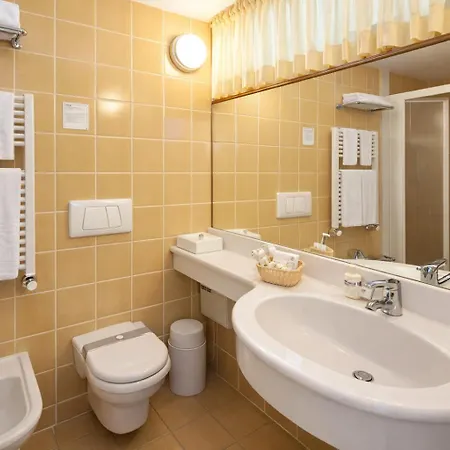Lido Lakefront Hotel 3*