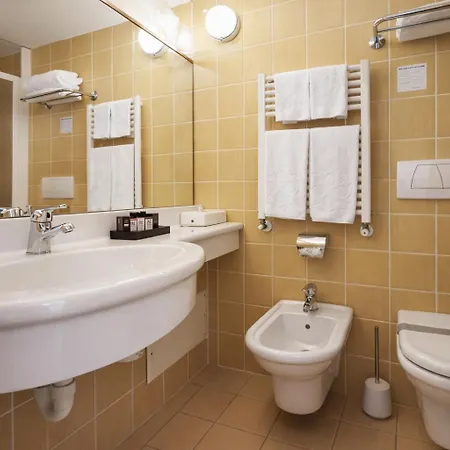 Lido Lakefront Hotel 3*