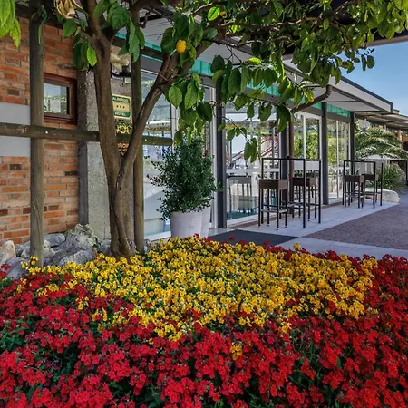 Lido Lakefront Hotel 3*