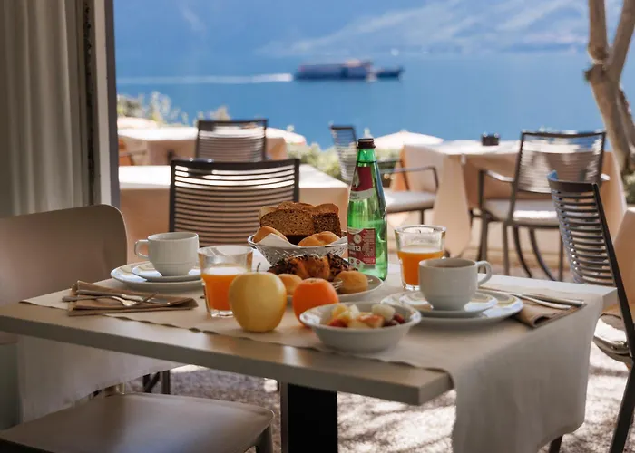 Lido Lakefront Hotel