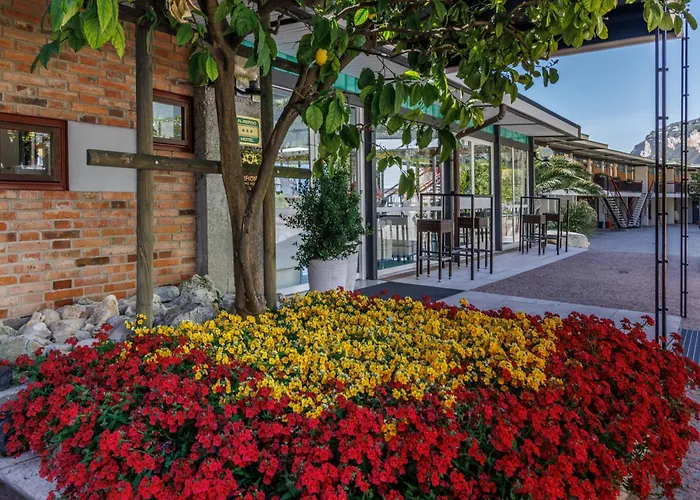 Lido Lakefront Hotel 3*