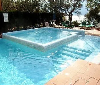 Lido Lakefront מלון